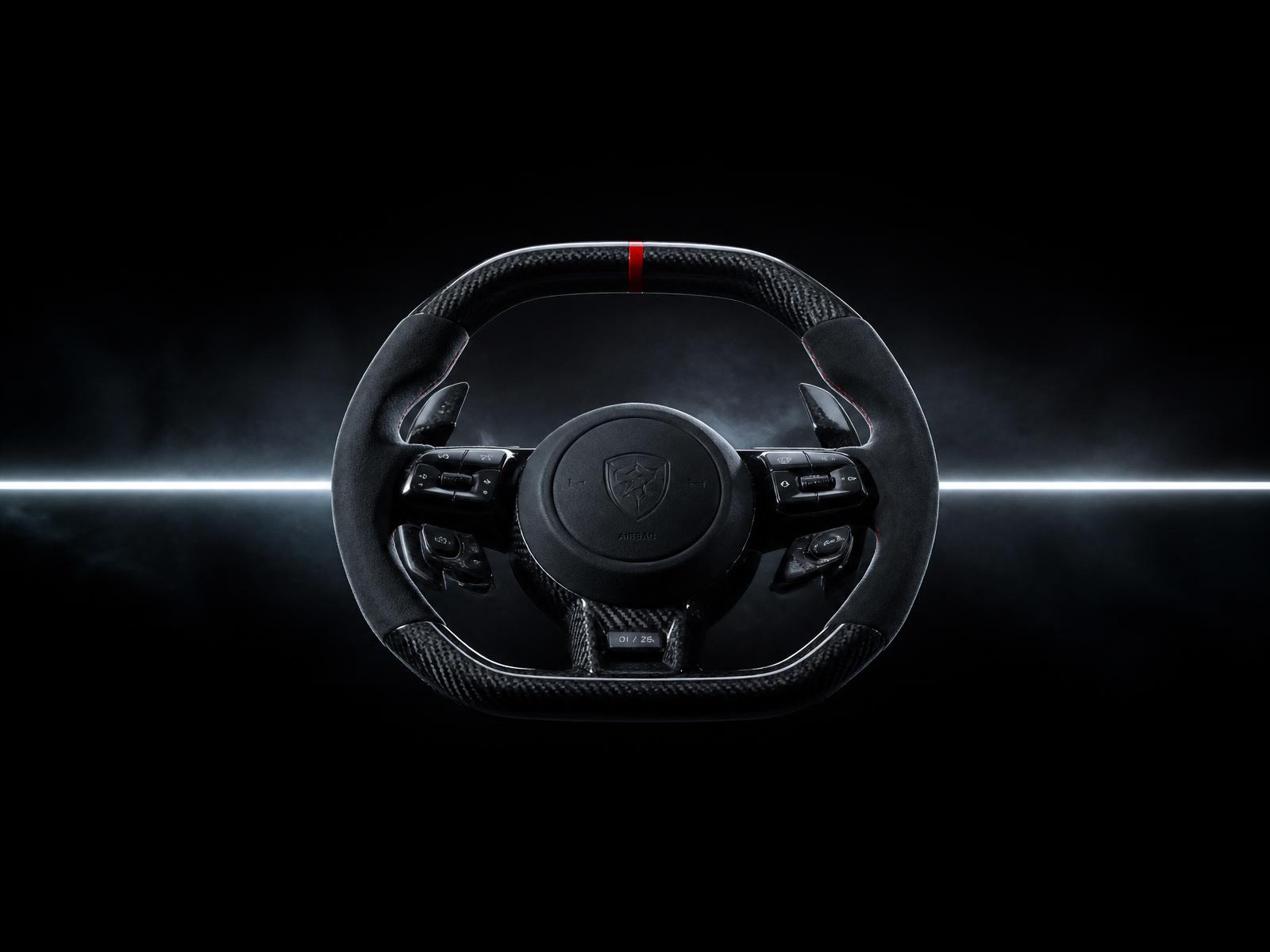 Volante premium en fibra de carbono y Alcántara sobre fondo negro