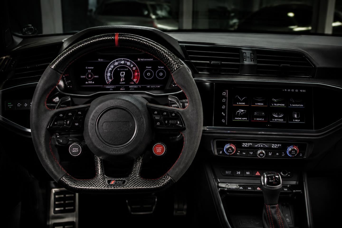 Interior del coche con volante premium instalado