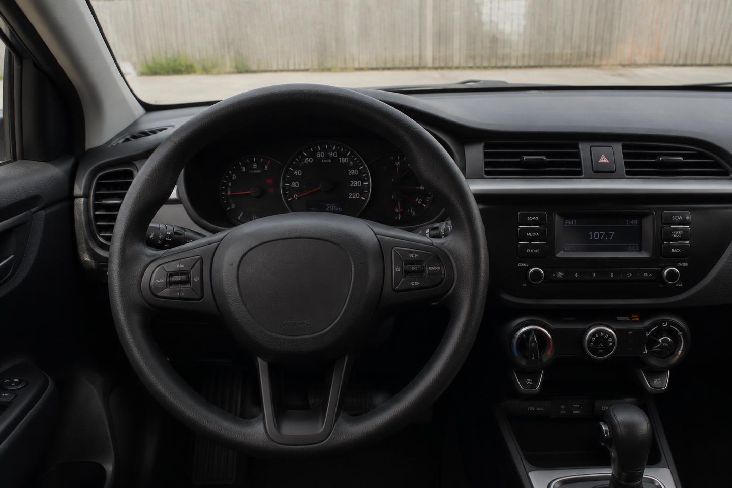 Interior del coche con el volante original